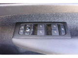 運転席ドア操作部では、電動格納ミラーの開閉、ロック開閉、すべての窓の自動開閉操作が可能です。
