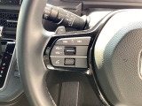 ステアリングの左側にはオーディオリモコンスイッチが付いています。運転中でもハンドルから手を離すことなくオーディオのソースやチャンネル、音量等が変えられますので、楽々安全安心です♪