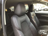 マツダ車のシートは人間工学に基づき設計されています。人の骨盤を支える様にシート内部の素材を研究し開発されていますのでロングドライブでも疲労を感じにくいのが特徴です☆