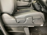 【前席】運転席にはシート高を調整できるハイトアジャスターが装備され、幅広いシートポジションの設定が可能になっております♪