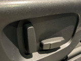 電動パワーシートですので運転中のシート調節も安全に行えます。微調整も可能ですのであなただけのドライビングポジションを実現します。