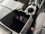 【電動パーキングブレーキ】条件を満たした場合に従来のパーキングボタンやレバーを引かなくてもパーキングに自動的に入り、発進状態の条件を満たした場合には自動でパーキングブレーキが解除されます