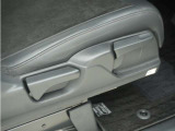 ◆シートハイトアジャスター◆運転席を上下に高さ調節ができます!運転ポジションを体格に合わせてシート調整できます。
