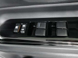 運転席のパワーウインドスイッチで全席窓の開閉・ロック操作ができます。