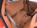 手荷物を収めるスマートな所作も、フェラーリでのドライブを豊かに演出するひとときです。