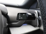 走行中にステアリングホイールの右側レバーを下方向に動かすとPilot Assistをオンにすることができます。