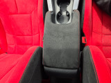 運転席と助手席の間にはアームレスト付きです!