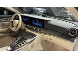 自動車保険に関しても、メルセデス・ベンツ専用のプログラムをご用意しております。飛び石や落下物などでのフロントガラスの修理が必要となった場合、最大で9万円分の補償を致します。