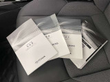 メンテナンスノート、取扱説明書です。 その車の整備記録が事細やかに記録されています。 車が生まれてから今までどのような道を歩んできたのか判るとても重要な物ですよ。