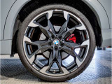 【BMWアロイホイル】軽量かつ強度に拘ったアロイホイル。走行性能ポテンシャルを引き出す設計。車の足元を引き締めてくれる大きなポイントはアロイホイルです。