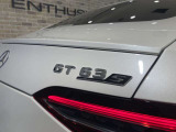 リアに配されたGT63Sのバッジをご紹介します。細いテールランプのそばに収まる文字が、このモデルの名前をさりげなく伝えます。車体全体だけでなく、細かな意匠も眺めたくなるポイントです。