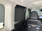 ロール式シェードが出てきます!車内の温度を安定して保てます♪強い日差しもシャツトダウンしてくれます☆