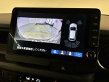 リバースギアに入れるだけで後方の表示へ切り替わります。夜間や雨の日の駐車も楽になりますよ。