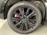 タイヤサイズは225/55R19となります。専用のブラックメタリック塗装のホイールがカッコいい!