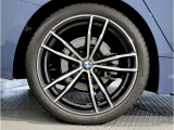 【BMWアロイホイル】軽量かつ強度に拘ったアロイホイル。走行性能ポテンシャルを引き出す設計。車の足元を引き締めてくれる大きなポイントはアロイホイルです。