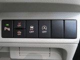 後退時ブレーキサポートを搭載しています。バック時にも衝突被害軽減ブレーキが作動、ブザーと表示で障害物への接近をお知らせします。