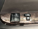 パワーウィンドのスイッチです。運転席に座りながら、助手席や後席の窓を開け閉めできるので大変便利ですよ。