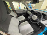 運転席は大きな座面と包み込むような背もたれが身体全体を支えます。上質なシートを採用し長時間の運転やコーナーの多い道も快適です。座ったときの頭上スペースも余裕たっぷりでロングドライブも楽チンです♪