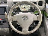 インテリアに合わせたデザインのステアリングは、運転される方のことも考え、運転しやすい形状、大きさです。是非一度、実際に触ってお確かめください。