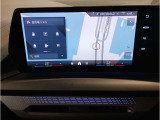 【ⅰドライブナビゲーション】文字情報も鮮明に表示する高解像度カラーディスプレイを採用。視認性に優れた地図デザインと特徴的な建造物を目印にした描写表示で現在位置を把握できます。地図データの更新も可能です