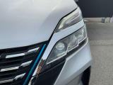省電力で明るく照らすプロジェクタータイプのLEDヘッドライト、シグネチャーLEDポジションランプがクールです。
