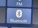 Bluetoothオーディオ対応可。お持ちのスマホやiPodなどとBluetooth接続して外部機器内の音楽などを車内で楽しめます。