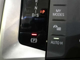 【電動サイドブレーキ】ボタン式パーキングブレーキで御座います。ワンタッチでロック・解除が可能となります。