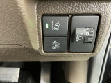 路外逸脱抑制機能は車が車線からはみ出しそうなときに車線内に戻すようにドライバーへお知らせします