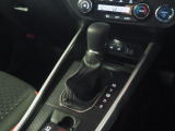 フロアシフトCVT。レザー調のシフトブーツがスポーティ感を増しています。