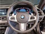 【ハンドル】ドライバーとBMW車の一体感がダイレクトに伝わるステアリングホイール。形状・太さへの拘りに加えて、操作性を高める為にスイッチ類も配置。クイックかつ安定のドライビングを体感下さい!