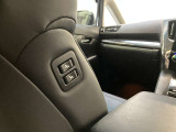 運転席から助手席シートが動かせます
