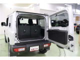 バックドアが横開きで開口部が大きく、荷物の積み下ろしもスムーズなラゲージスペースです。