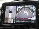 【アラウンドビューモニター&バックモニター】クルマを真上から見下ろしているかのような映像が表示され、周囲の状況がひと目で把握できるので、安心してスマートに駐車できます。駐車が苦手な方にオススメです!
