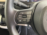 ステアリングにオーディオ操作スイッチが付いています。オーディオ画面に直接タッチしなくても操作が出来ますので、運転に集中できます。