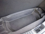 荷室フロア下に深さのあるサブトランクを備えています。洗車用品や散らかりがちな小物をすっきり整理して収納できるため、日常のお買い物からレジャーまで荷室空間を綺麗に保てる使い勝手の良い設計です。