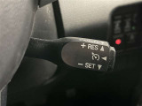クルーズコントロール機能が付いています。 速度を設定するとアクセルを踏まなくても一定の速度で走ることができます。  高速道路ではとても便利な装置なんです。