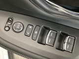 運転席のスイッチで全てのウィンドウの開閉操作を行うことができます。ロックボタンをONにしておくと、運転席以外のウィンドウは作動しないのでお子様を乗せているときなども安心ですね♪