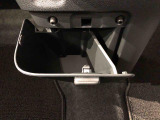 収納ボックスがついており便利に使用出来ます。