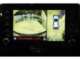 パノラミックビューモニター付きです。車両を上から見たような映像をディスプレイ画面上に表示。運転席からの目視だけでは見にくい、車両周辺の状況をリアルタイムでしっかり確認できます。