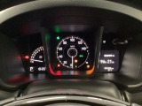 立体的で見やすい3眼メーター。
