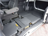 拡大した広くフラットな荷室は、大きな荷物の積み込みはもちろん、車中泊にも適したスペースとなります。