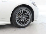 装着タイヤサイズは、225/45R18です。純正アルミホイールを装着しております。