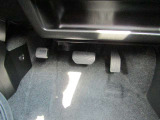 サイドブレーキは足元です。このため運転席回りの空間が広くなり、スッキリしています♪ また踏み込み式だと力が入りやすい為、女性や高齢者など、腕力が弱い人でもしっかりブレーキをかけられて安全です♪