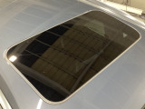サンルーフの開放感により車内はいつも明るく、自然と会話が弾んでドライブも一段と楽しくなります。