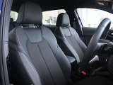 クオリティの高いシートを採用するのは、Audiのクルマづくりの哲学のひとつです。特に座り心地が重要です。体の大きなドイツ人が座っても頑丈な耐久性があります。。しかも肌触りも良く高級家具のようです。
