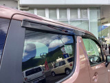 ドアバイザーが付いています。運転時の換気などに重宝する装備です。