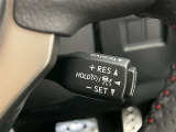 クルーズコントロール機能が付いています。 速度を設定するとアクセルを踏まなくても一定の速度で走ることができます。  高速道路ではとても便利な装置なんです。