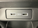 リアダクトの下には充電可能なUSB端子が2個ついています。移動中に充電もできるので便利です。