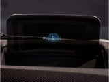 【ヘッドアップディスプレイ】現在の車速表示や目的地へのルート案内やメディア関連のリストを表示する事が可能です。視線移動を減らす事によりドライブに集中して頂けます。