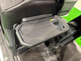 飲み物や食べ物を気軽に置ける格納式シートバックテーブルを、運転席と助手席の背もたれにご用意。車内の休憩も快適です!